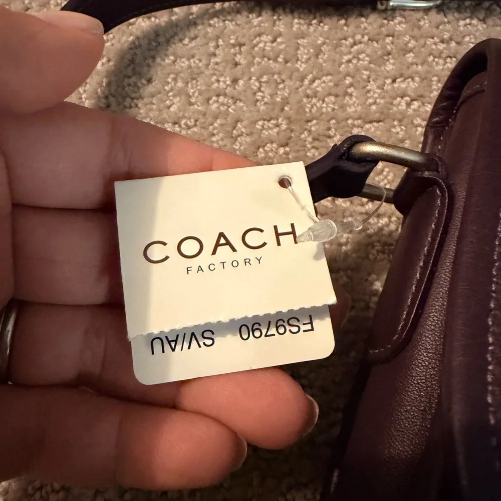 Vintage eggplant coach city bag Classic Leather Crossbody Bag in aubergine - Picture 2 of 15